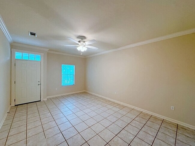 Building Photo - 2 Bedroom Condo Available NOW