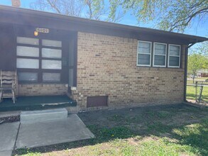 Building Photo - Cute 2 Bedroom 1 Bath Duplex