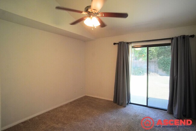 Building Photo - Remarkable Home Near Old River and White Ln!