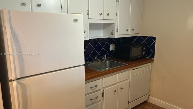 Building Photo - 11855 NE 19th Dr