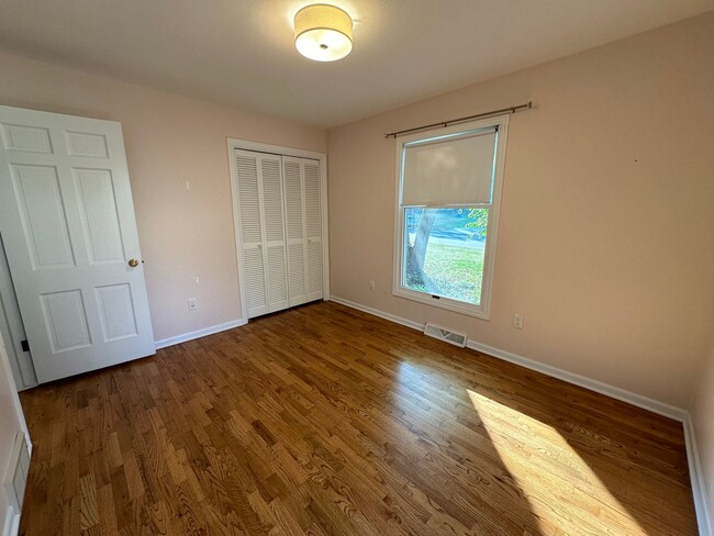 Building Photo - Large 4 bedroom ranch in Forest Hills