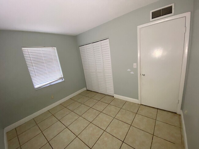 Building Photo - Three bedrooms one bath Deltona