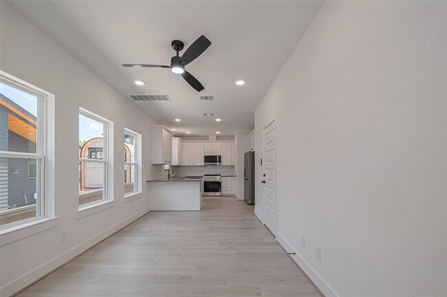 Building Photo - 1348 W 24th St