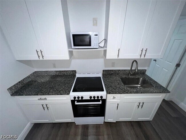 Building Photo - 4180 Sabal Ln