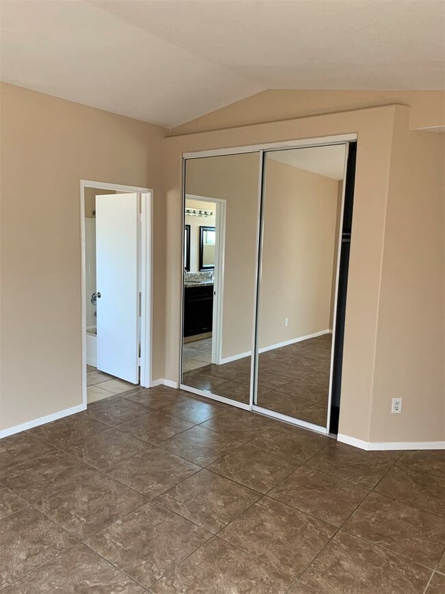 Building Photo - Clean 3 Bedroom 2 Bath