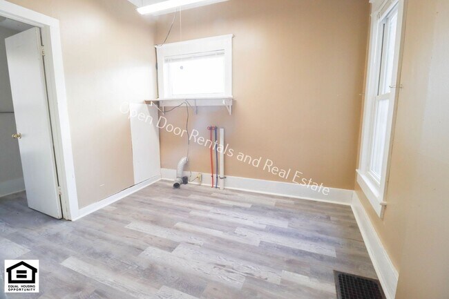 Building Photo - 304/306 S Guilford St