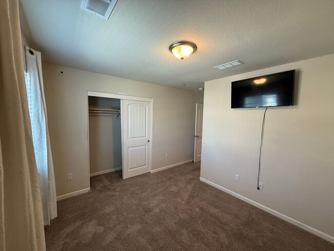 Building Photo - Two story home located in Sylvan School District!