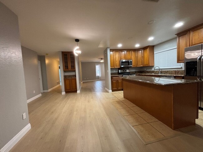 Building Photo - ***$500 Off the first months rent If you apply before the end of the January**** Beautiful and up...