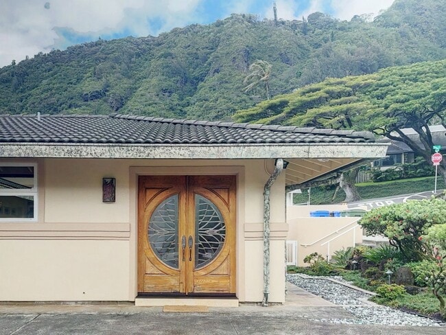 Primary Photo - 2-Bedroom Executive Duplex in Serene Manoa...