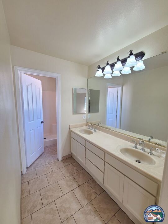 Building Photo - 1100 Dahlia Ct