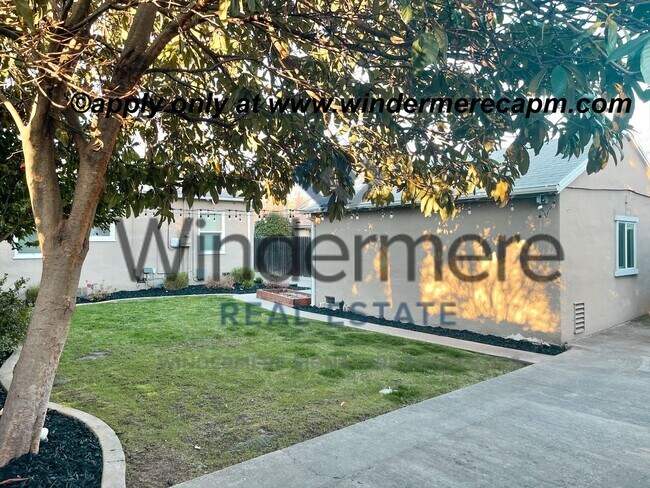 Building Photo - Charming Upper Land Park Home with Vintage...