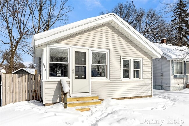 Building Photo - GORGEOUS STUNNING 1 Bed single family home!