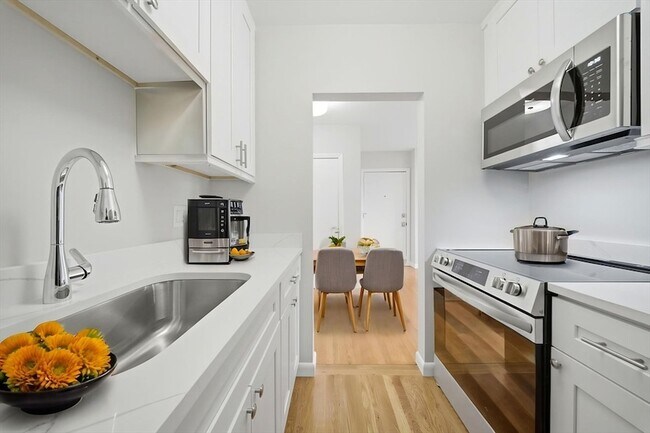 Building Photo - 11 Schubert St