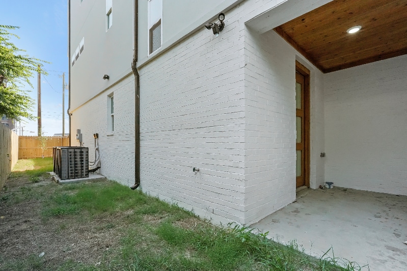 Building Photo - 1404 Hamburg St