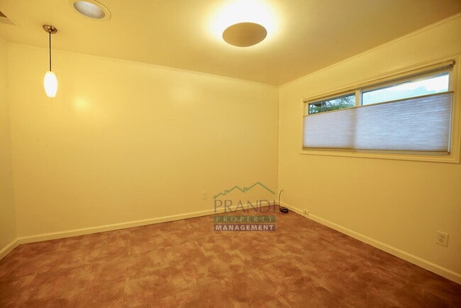 Building Photo - 75 Stasia Dr