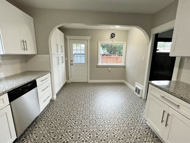 Building Photo - 4 Bedroom Home