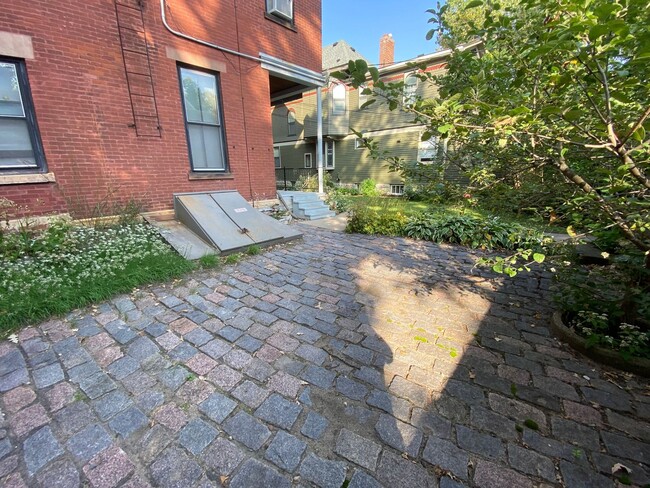 Building Photo - 462 Holly Ave
