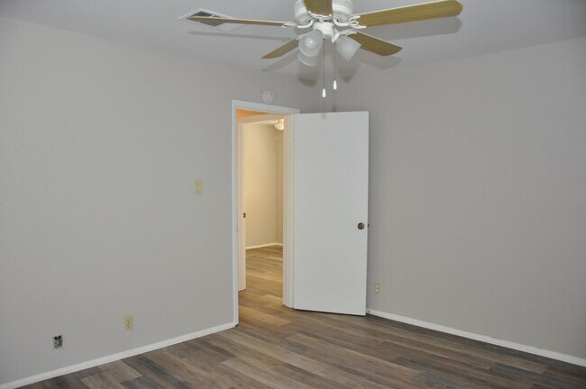 Building Photo - 10810 Topperwein Dr