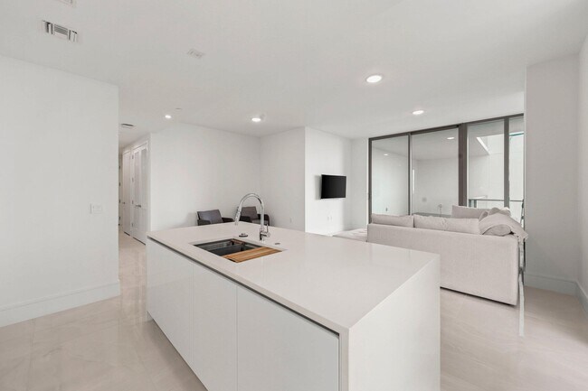 Building Photo - 220 Lake Shore Dr