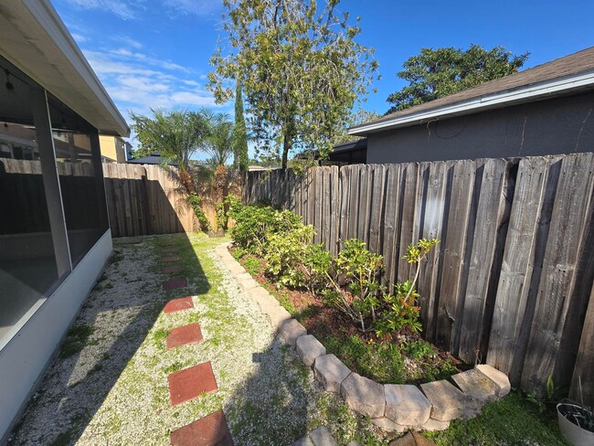 Building Photo - 3-Bedroom, 2-Bathroom Home in Seffner