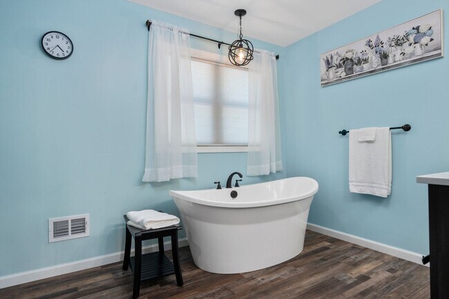 Building Photo - Tranquil Waters - Furnished Monthly Rental