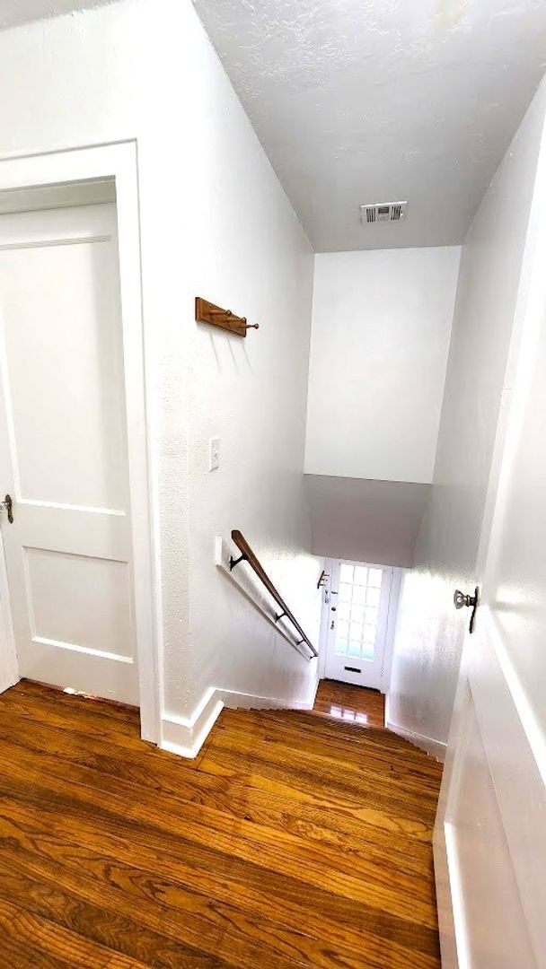 Building Photo - 2 bed 1 bath 1 car garage upstairs duplex in Miller's Boulevard Addition of OKC