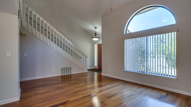 Building Photo - 213 Bayberry Dr