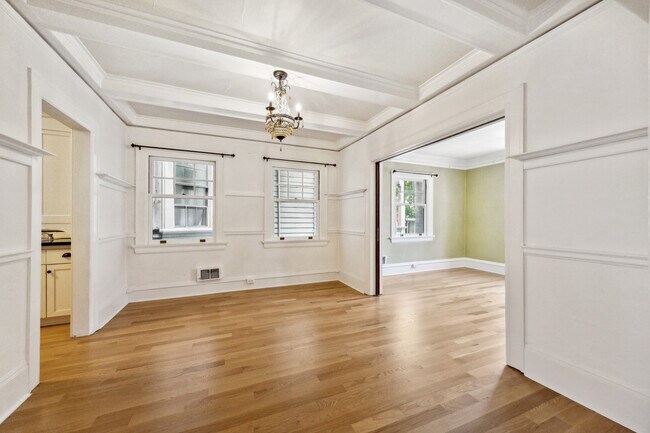 Building Photo - 118 NW King Ave