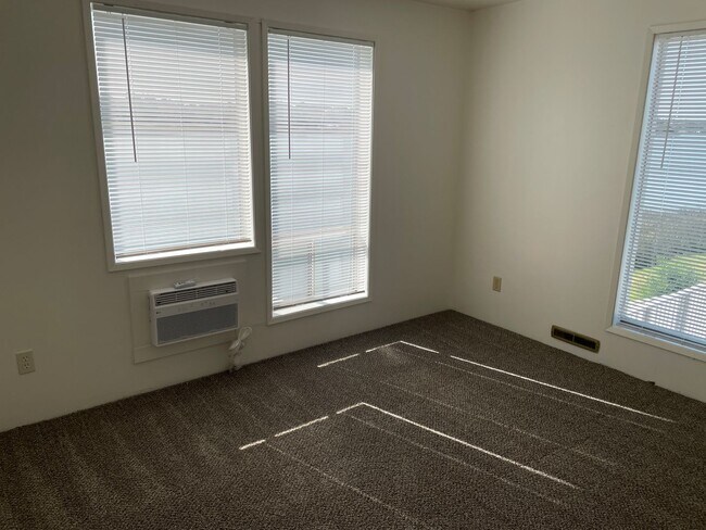 Building Photo - 2BR 1BA Duplex On Lake!!
