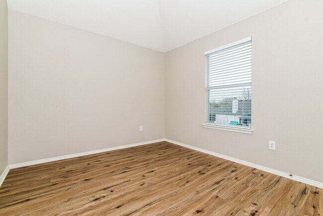 Building Photo - 908 Matthew Ln