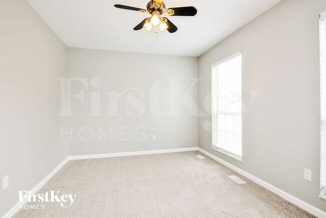 Building Photo - 16609 Green Pines Dr