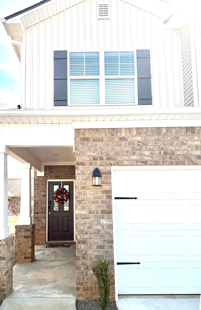 Building Photo - Luxury Townhome