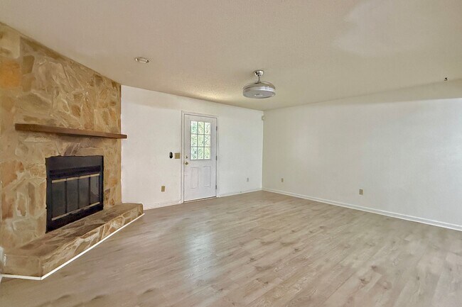 Building Photo - AVAILABLE END OF AUGUST 2026! (No pets preferred)