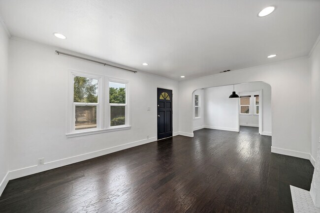 Building Photo - 4978 N North Maywood Ave