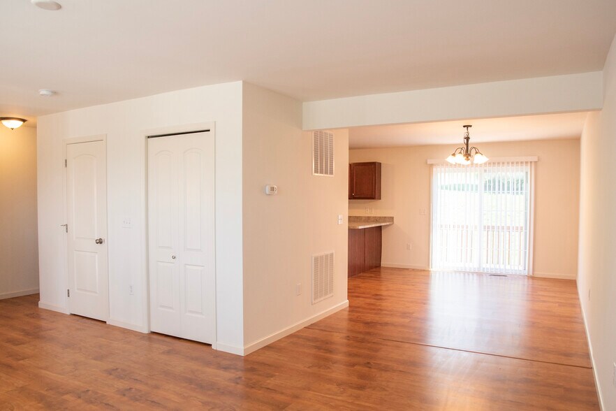 Building Photo - 635 Winding Ln