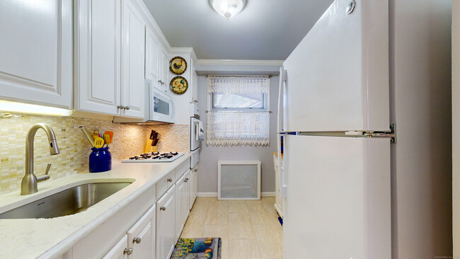 Building Photo - 71 Strawberry Hill Ave