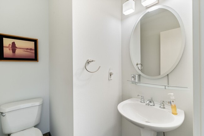 Building Photo - Sleek, spacious 3-bdrm/2.5-bath contemporary in SW Hills. Office, wine cellar, views, near Washin...