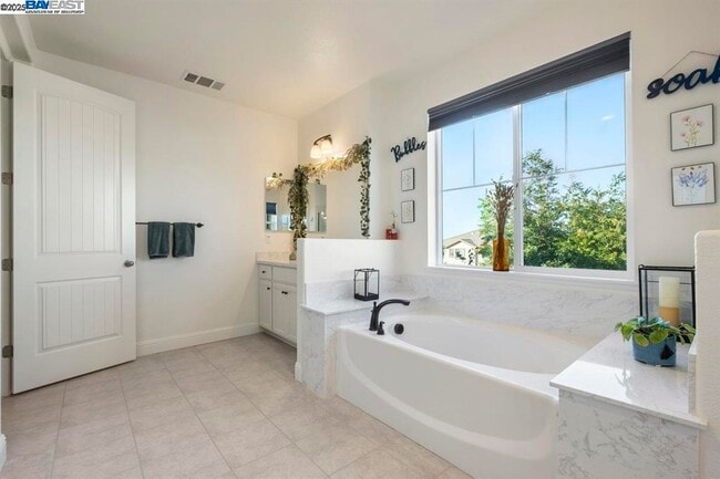 Building Photo - 2525 Modena Dr