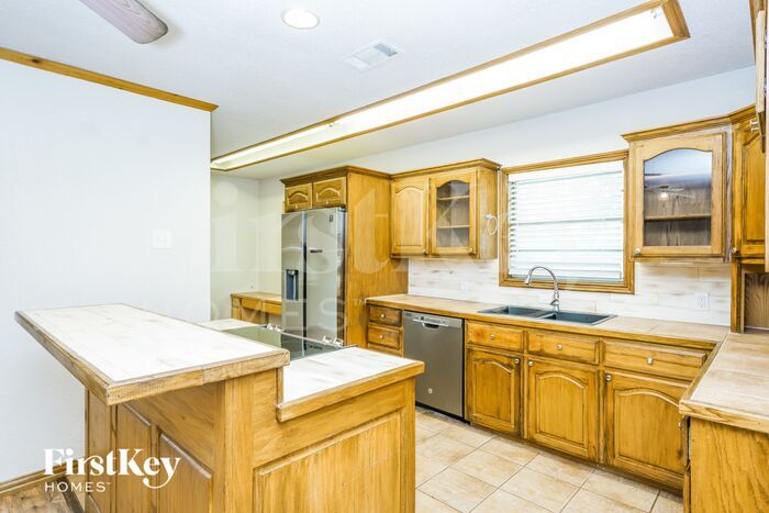 Building Photo - 206 E 5th St