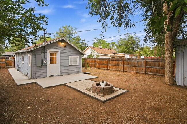 Building Photo - $1,595.95 with $250 Cleaning Voucher, 1 Bed - 1 Bath, Single Family Home in Aurora with Private a...
