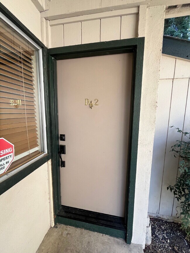 Building Photo - Downstairs 2 bedroom unit with parking and a patio