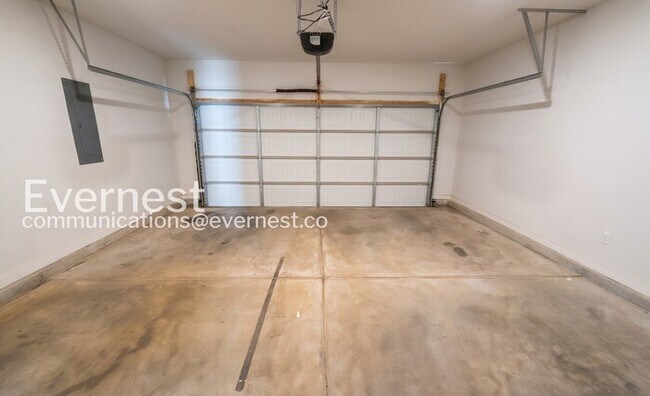 Building Photo - 4 Bed, 3 Bath Home with Garage / Pet-Friendly / Available Now!