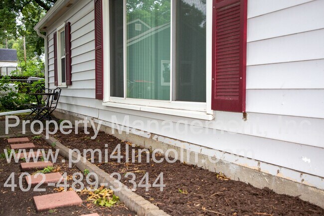 Building Photo - 2 Bedroom and 1 Bathroom Home Available For Rent!
