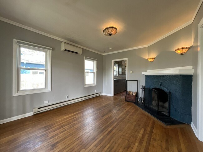 Building Photo - Charming St. Johns Bungalow with Fireplace, Bonus Space & Large Backyard