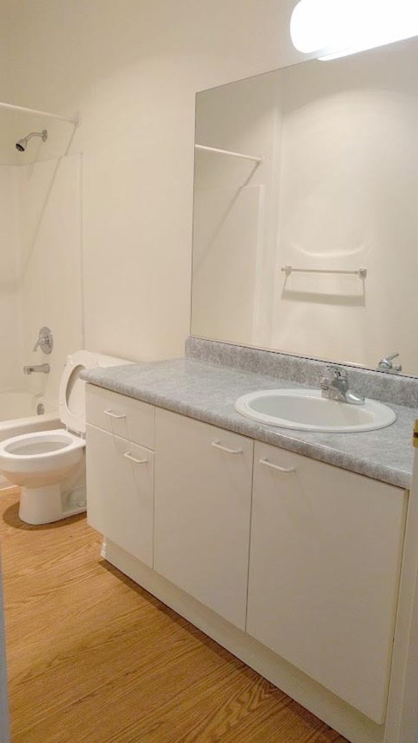 Building Photo - 2 Bedroom, 2 Bath i920sq ft with Private P...