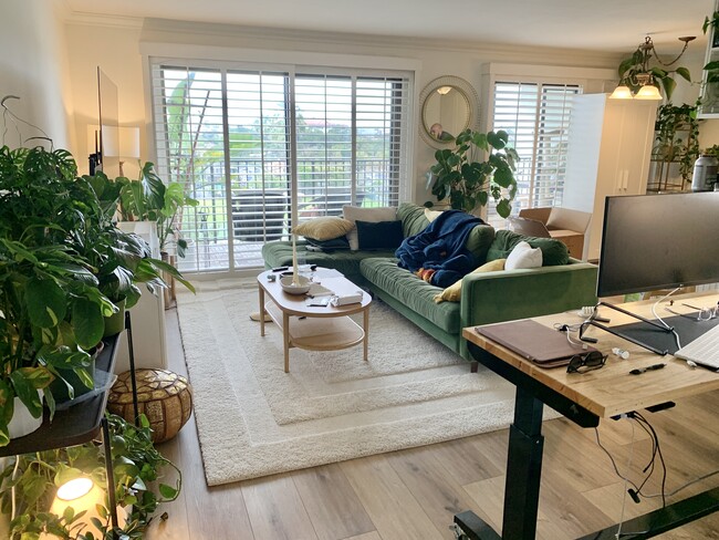 living room with tenant's furniture - 1720 Ardmore Ave