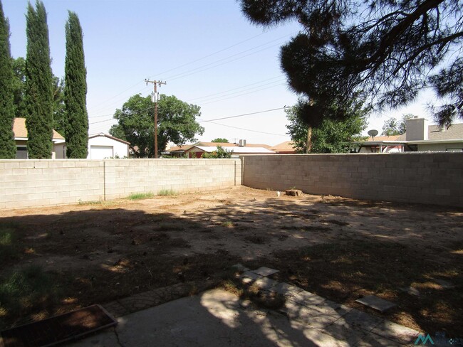 Building Photo - 1707 W Currier Ave