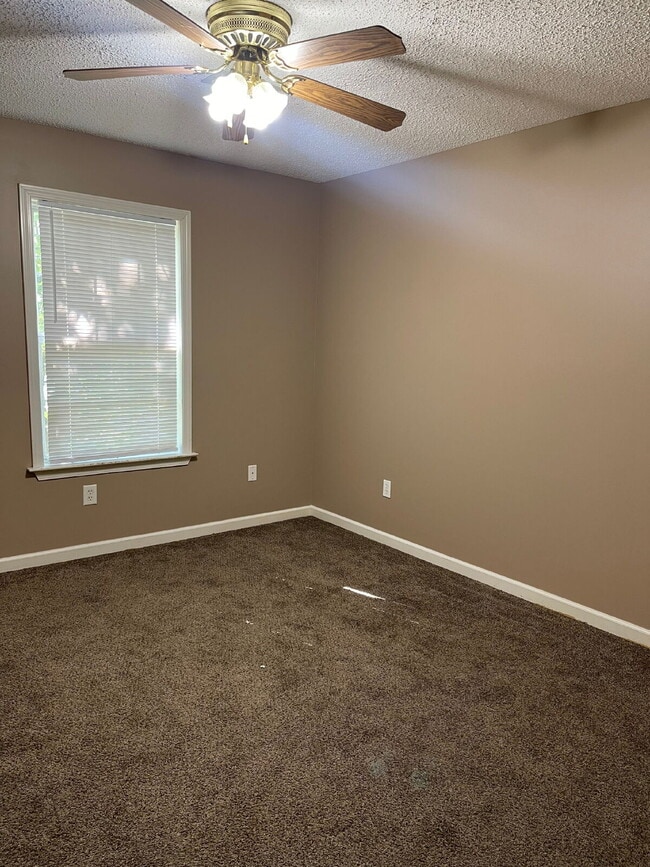 Building Photo - 1305 Loberg Ln