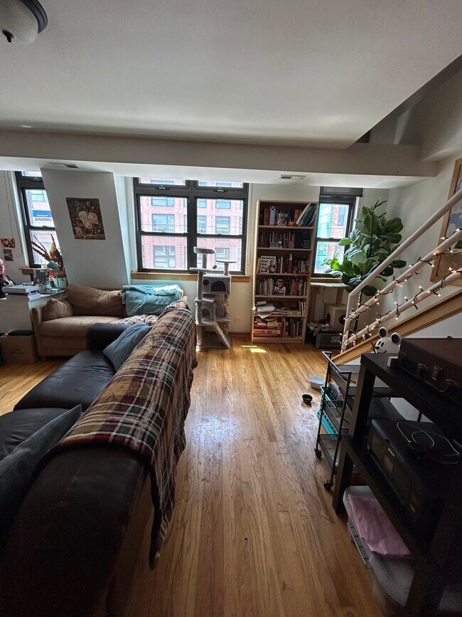 Building Photo - 867 W Buckingham Pl