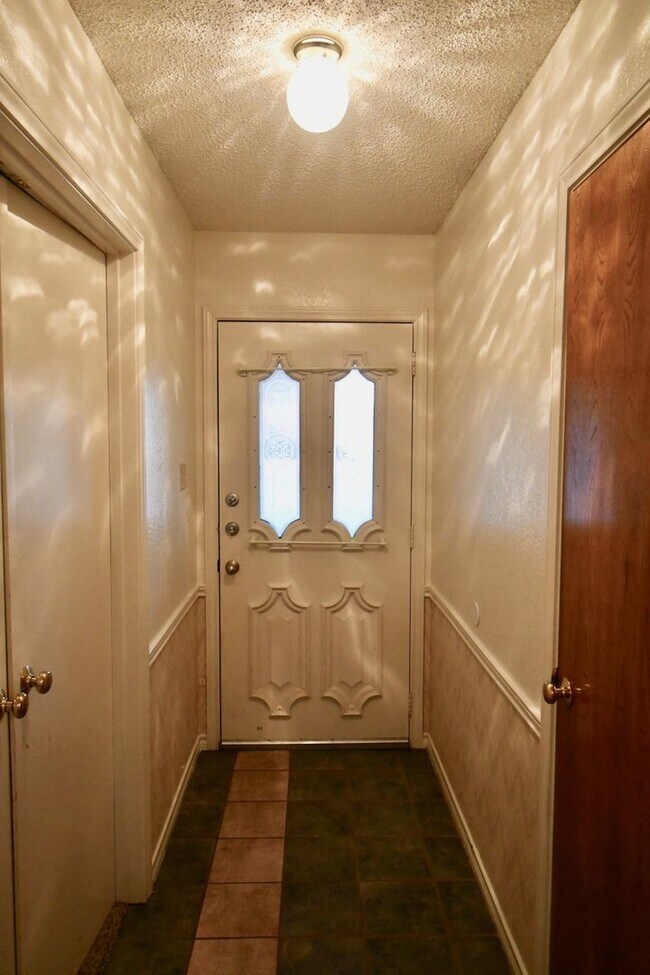 Building Photo - Inviting 3 Bedroom 2.5 Bathroom Home in Ha...